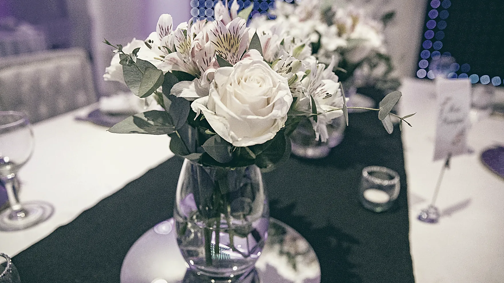 Un detalle simple: flores blancas sobre la mesa