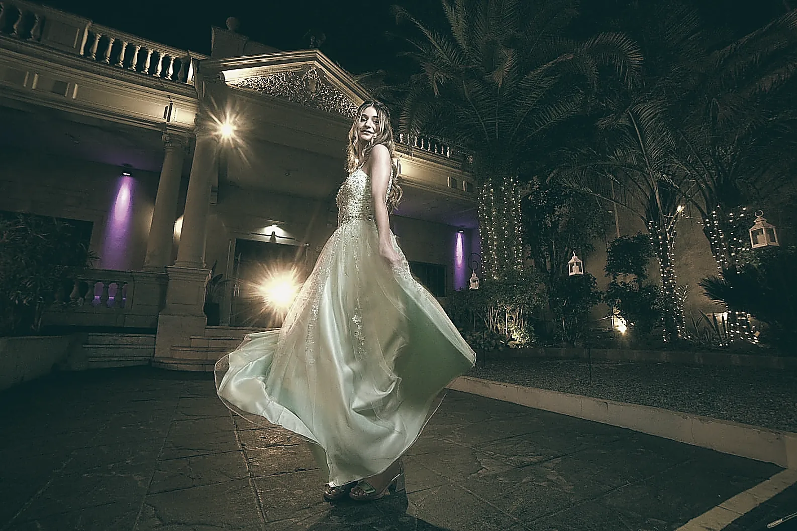 Vestido de fiesta en el jardín iluminado